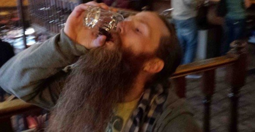 Mis pies en la boca: la gloriosa historia del club de alcohólicos canadienses"Dedo amargo"