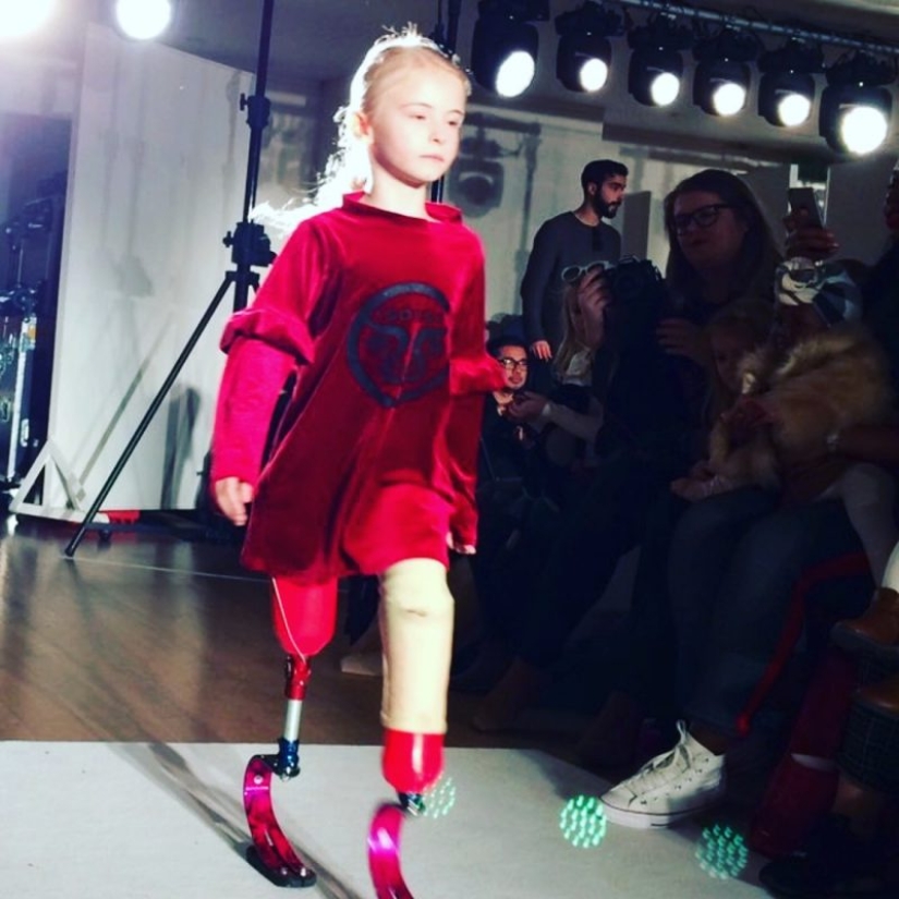 modelo de 9 años sin piernas subió a la pasarela en la Semana de la Moda de Nueva York modelo de 9 años sin piernas subió a la pasarela en la Semana de la Moda de Nueva York