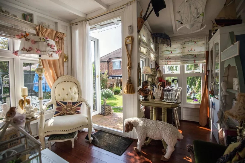 Mom made a micro-mansion out of an old barn to hide in it from her husband and children Mom made a micro-mansion out of an old barn to hide in it from her husband and children