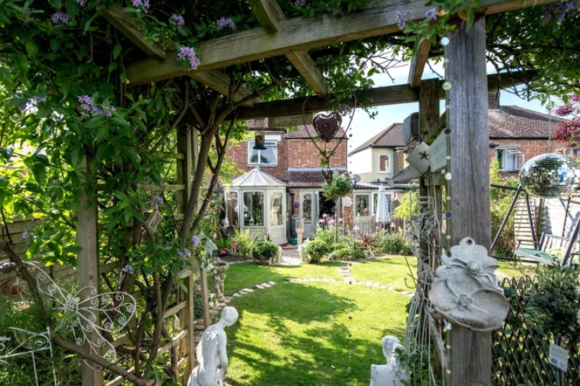 Mom made a micro-mansion out of an old barn to hide in it from her husband and children Mom made a micro-mansion out of an old barn to hide in it from her husband and children