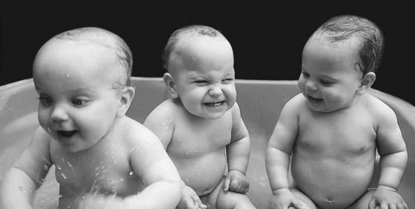 Mom takes pictures of her triplet daughters growing up, and it's adorable