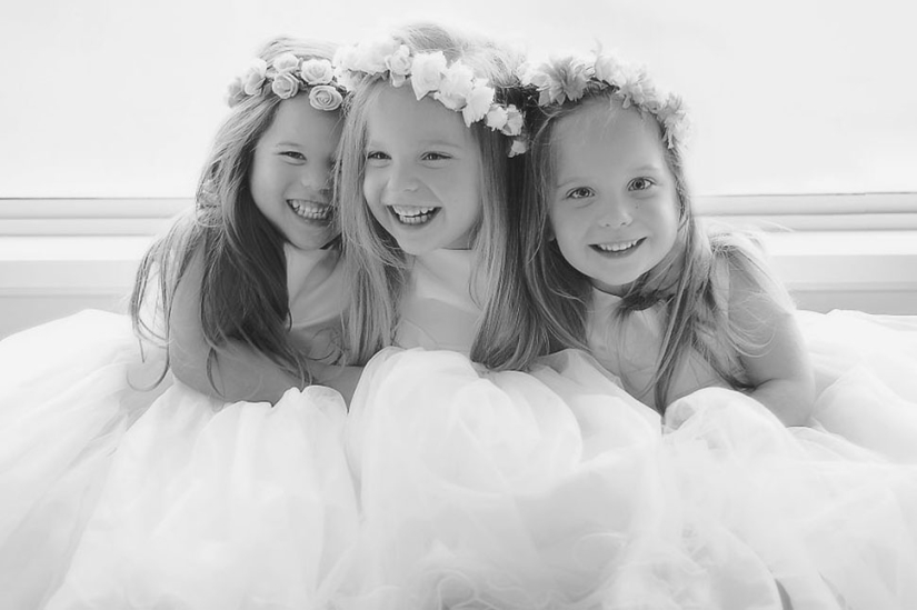 Mom takes pictures of her triplet daughters growing up, and it's adorable
