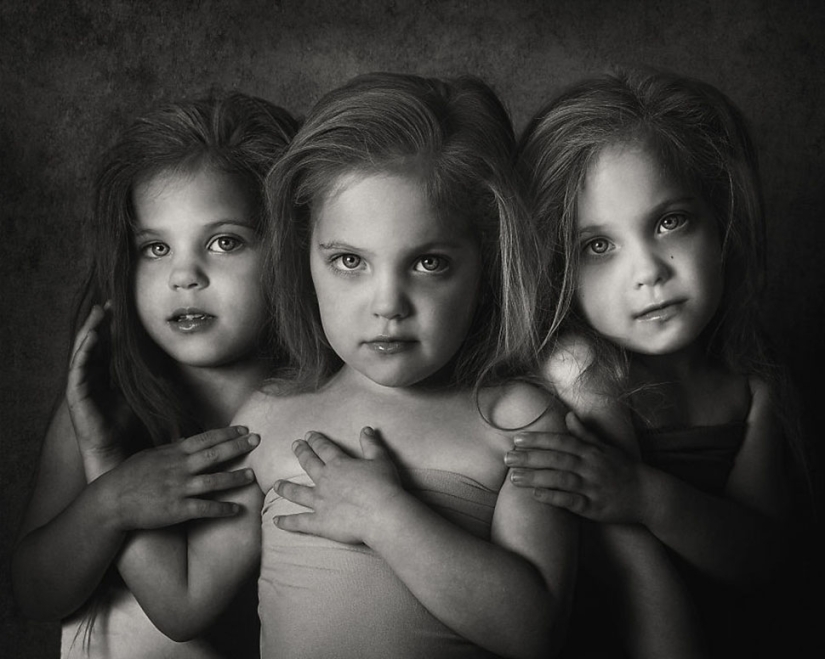 Mom takes pictures of her triplet daughters growing up, and it's adorable