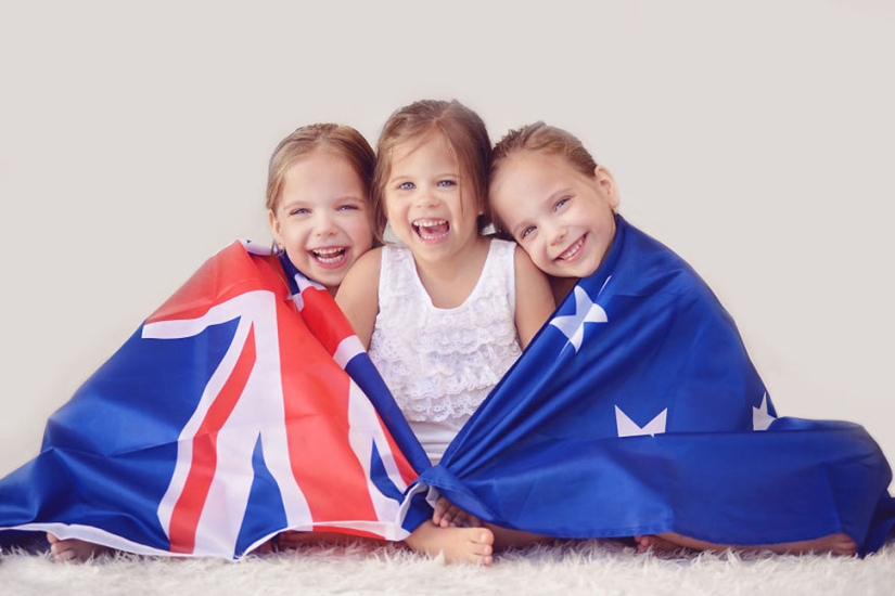 Mom takes pictures of her triplet daughters growing up, and it's adorable