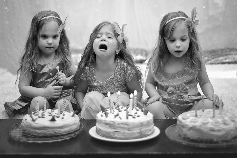 Mom takes pictures of her triplet daughters growing up, and it's adorable