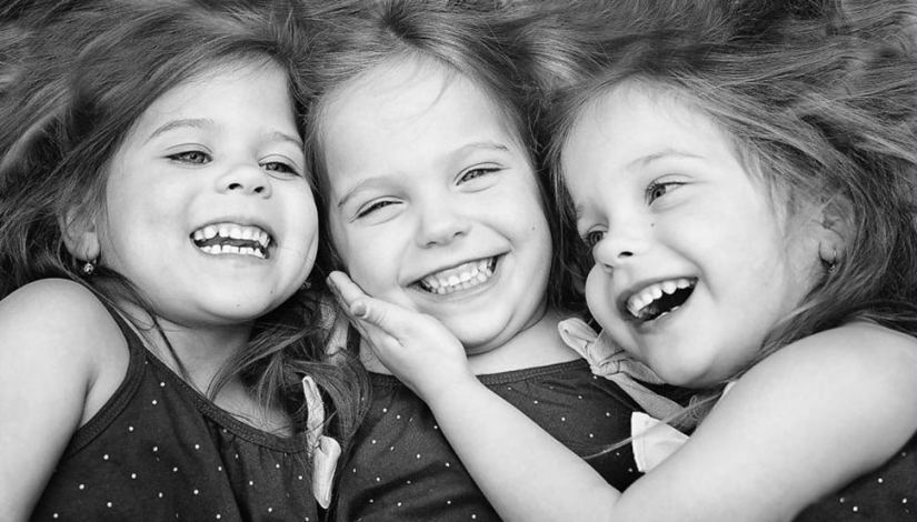Mom takes pictures of her triplet daughters growing up, and it's adorable