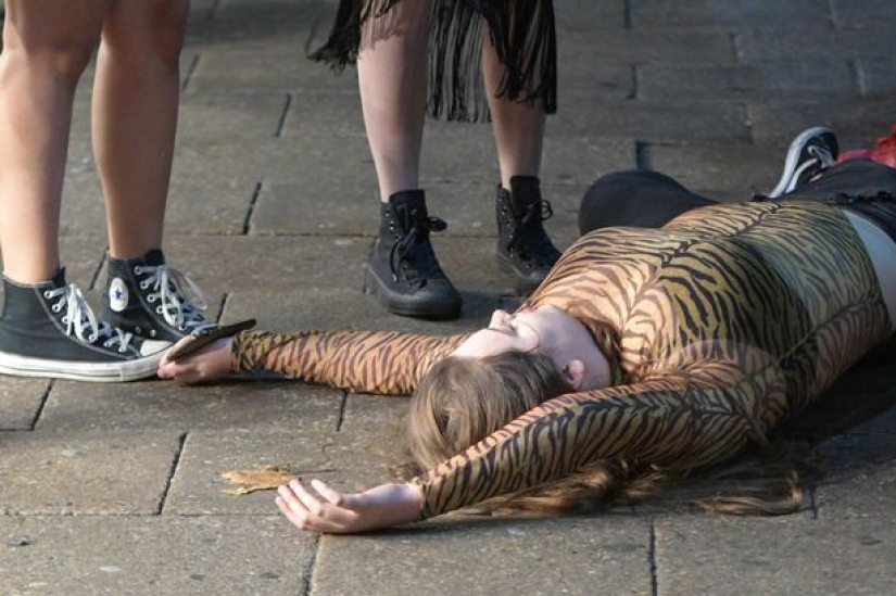 Montañas de basura, asistentes a fiestas borrachos y un mar de alcohol: las repugnantes consecuencias de Halloween en Gran Bretaña
