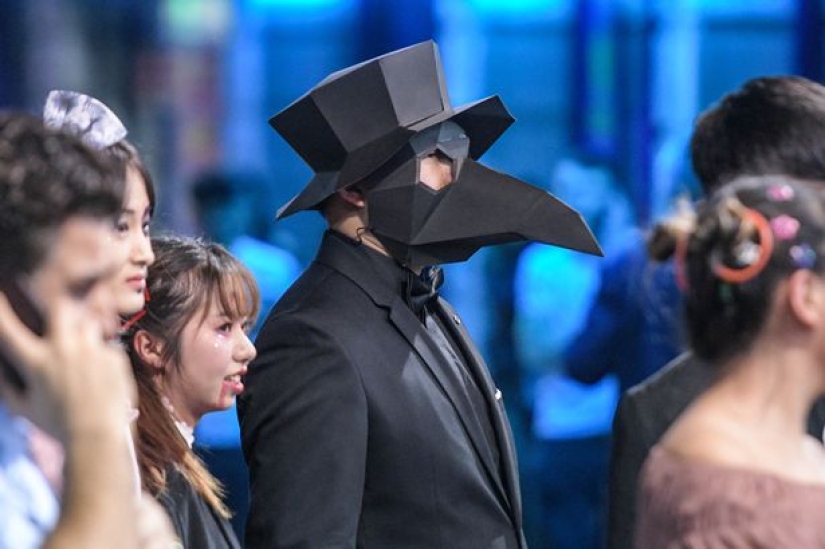 Montañas de basura, asistentes a fiestas borrachos y un mar de alcohol: las repugnantes consecuencias de Halloween en Gran Bretaña