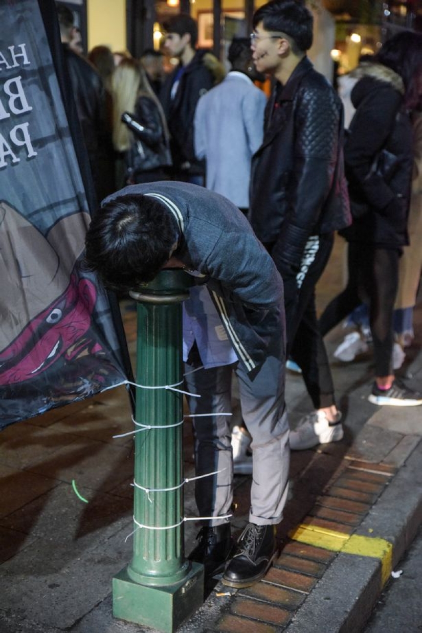 Montañas de basura, asistentes a fiestas borrachos y un mar de alcohol: las repugnantes consecuencias de Halloween en Gran Bretaña