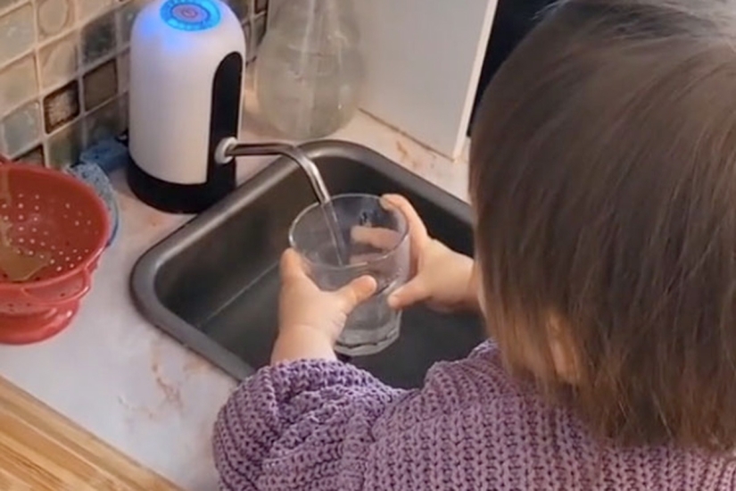 Mother allows 1.5-year-old daughter to cook food and puts it in a Tick-Tok