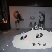 Máscaras de porcelana que simbolizan la igualdad