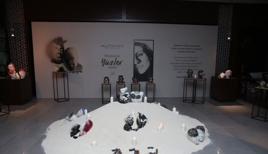 Máscaras de porcelana que simbolizan la igualdad Máscaras de porcelana que simbolizan la igualdad