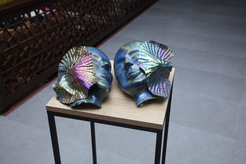 Máscaras de porcelana que simbolizan la igualdad Máscaras de porcelana que simbolizan la igualdad