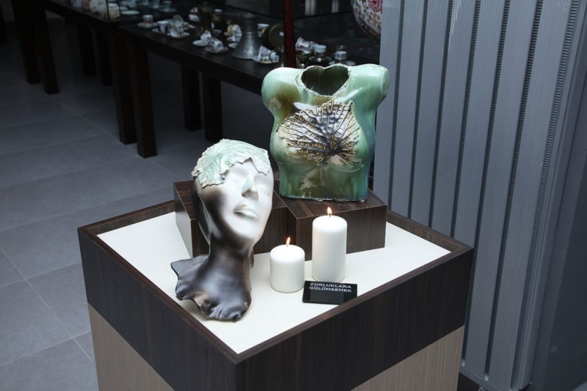 Máscaras de porcelana que simbolizan la igualdad Máscaras de porcelana que simbolizan la igualdad