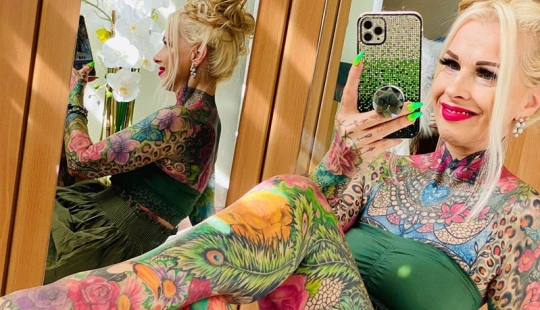¡Mujer de 55 años cubrió todo su cuerpo con coloridos tatuajes! Una fotografía ¡Mujer de 55 años cubrió todo su cuerpo con coloridos tatuajes! Una fotografía