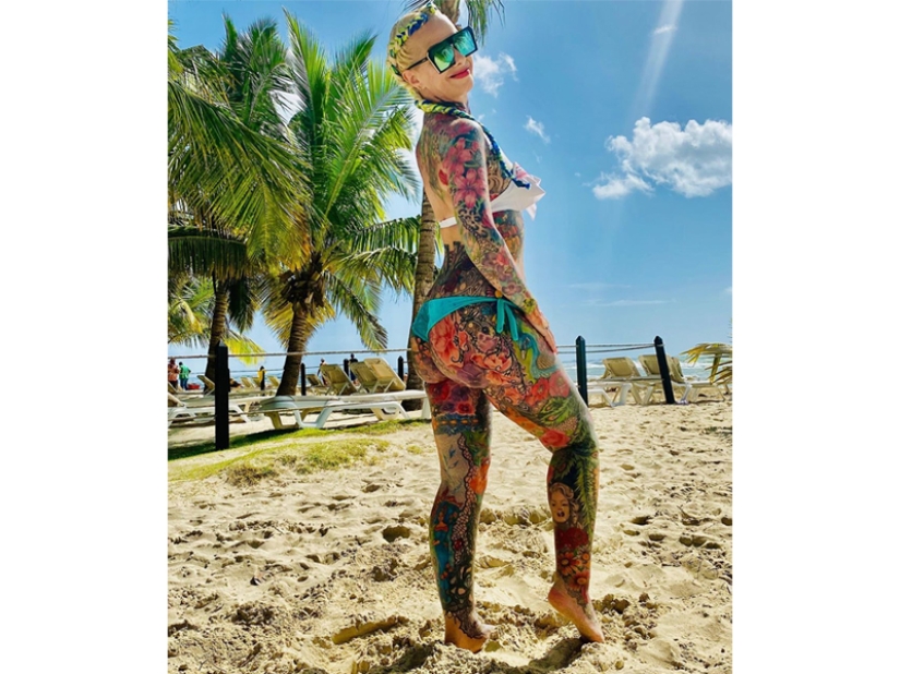 ¡Mujer de 55 años cubrió todo su cuerpo con coloridos tatuajes! Una fotografía