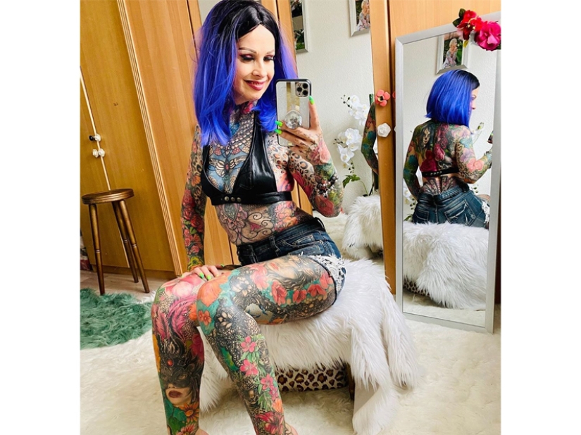 ¡Mujer de 55 años cubrió todo su cuerpo con coloridos tatuajes! Una fotografía