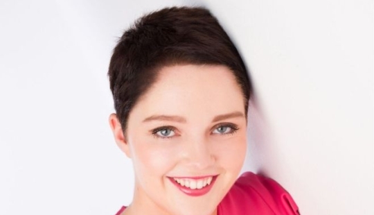 Mujer de negocios hasta la punta de las uñas: cómo una joven británica se hizo millonaria Mujer de negocios hasta la punta de las uñas: cómo una joven británica se hizo millonaria