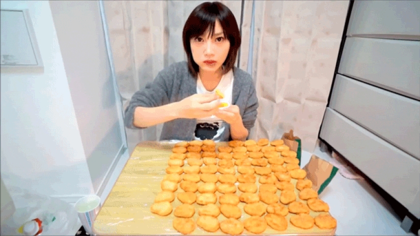 Mujer japonesa come 60 hamburguesas y 3 kilos de fideos de una sola vez y se mantiene delgada Mujer japonesa come 60 hamburguesas y 3 kilos de fideos de una sola vez y se mantiene delgada