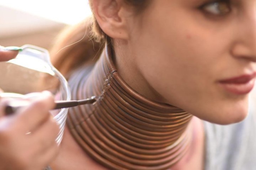 "Mujer jirafa" : una mujer estadounidense estiró su cuello durante 5 años para volverse como una jirafa "Mujer jirafa" : una mujer estadounidense estiró su cuello durante 5 años para volverse como una jirafa