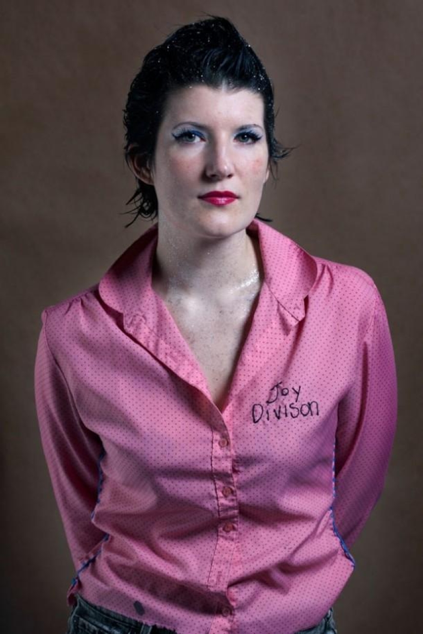 Mujeres con la ropa de sus ex: un proyecto fotográfico inusual de Carla Richmond