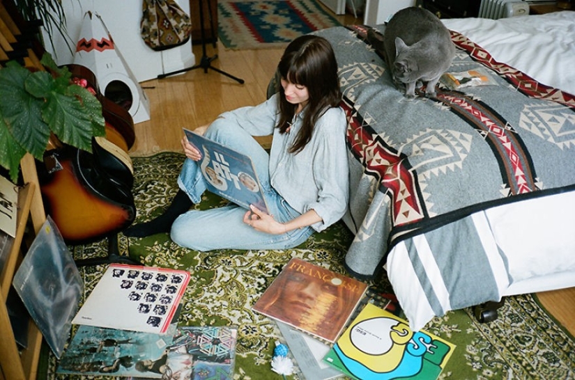 Mujeres fuertes e independientes de Nueva York y sus acompañantes con bigote