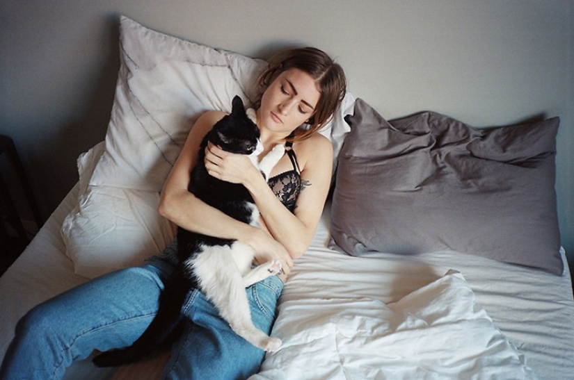 Mujeres fuertes e independientes de Nueva York y sus acompañantes con bigote