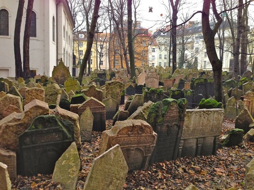 Multilayered Jewish Cemetery in Prague