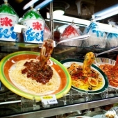 Muñecos realistas de platos en restaurantes japoneses