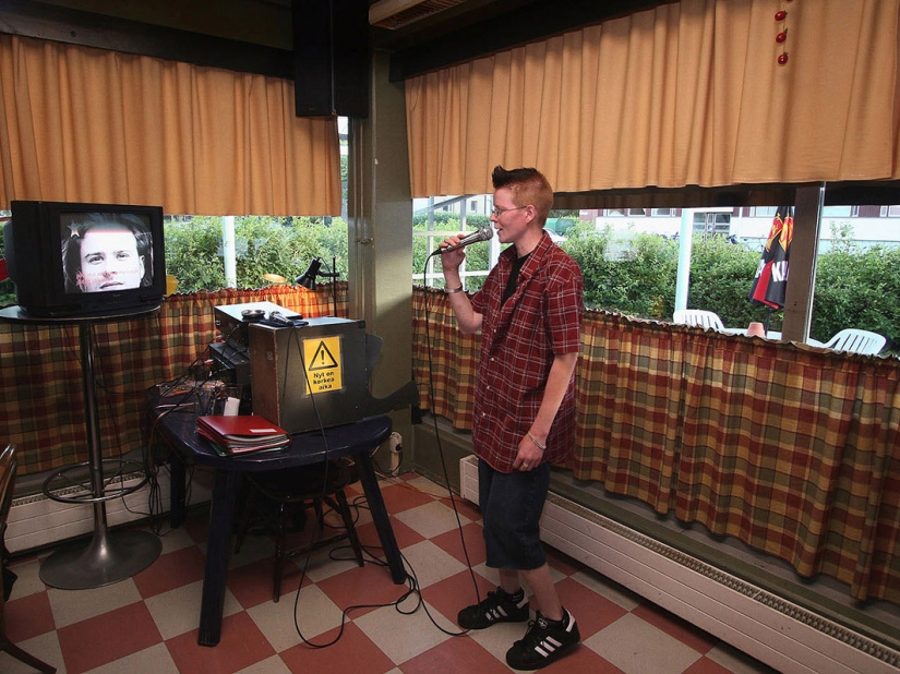 Nadie canta karaoke como los tímidos finlandeses Nadie canta karaoke como los tímidos finlandeses