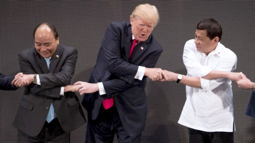 Neither Trump nor Medvedev coped with the group handshake Neither Trump nor Medvedev coped with the group handshake