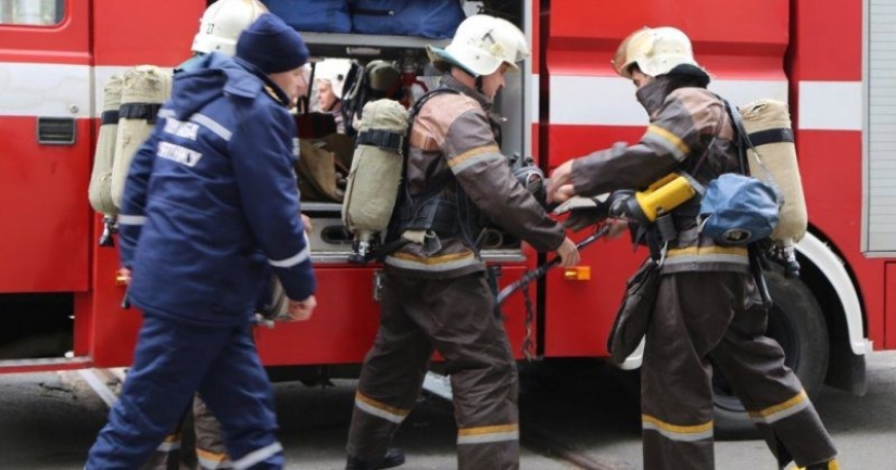 Nerves to hell: a Kiev resident fired from a revolver at firefighters who came to rescue him Nerves to hell: a Kiev resident fired from a revolver at firefighters who came to rescue him