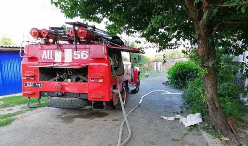 Nerves to hell: a Kiev resident fired from a revolver at firefighters who came to rescue him Nerves to hell: a Kiev resident fired from a revolver at firefighters who came to rescue him