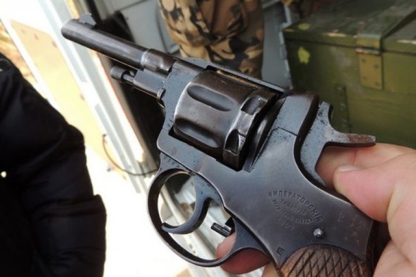 Nerves to hell: a Kiev resident fired from a revolver at firefighters who came to rescue him Nerves to hell: a Kiev resident fired from a revolver at firefighters who came to rescue him