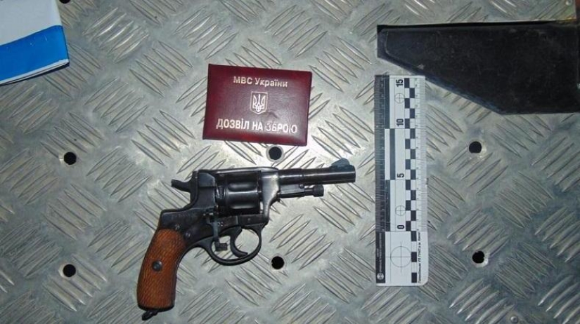 Nerves to hell: a Kiev resident fired from a revolver at firefighters who came to rescue him Nerves to hell: a Kiev resident fired from a revolver at firefighters who came to rescue him