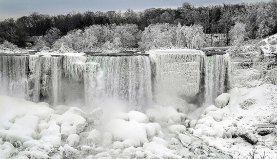 Niagara Falls turned into a glacier. You just have to see these photos!