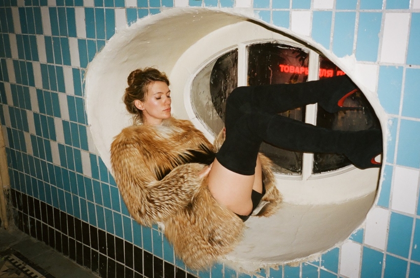 Niñas en las escaleras-el triunfo de las entradas postsoviéticas