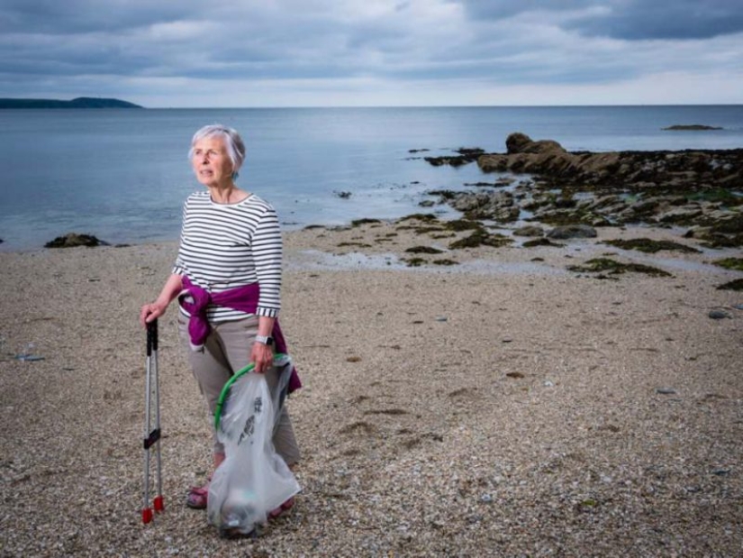 No es la temporada de playa: cómo una abuela inglesa de 70 años salva la costa de la basura No es la temporada de playa: cómo una abuela inglesa de 70 años salva la costa de la basura