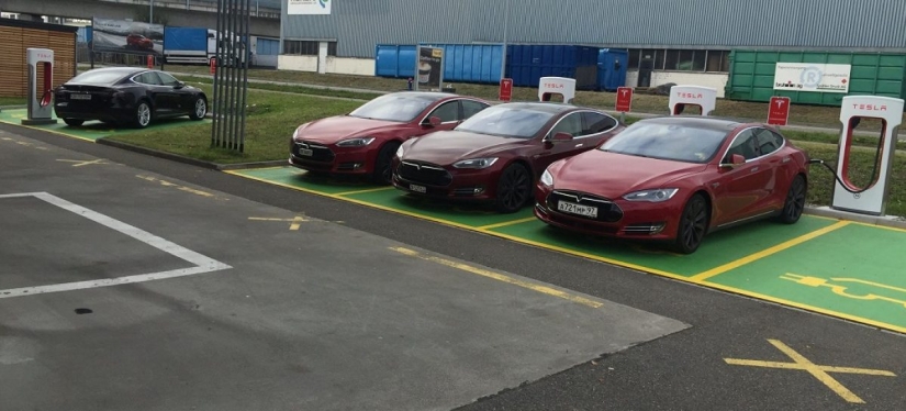 No hay quejas: el propietario de Tesla no ha gastado un solo rublo en gasolineras, estacionamiento y reparaciones en un año y medio