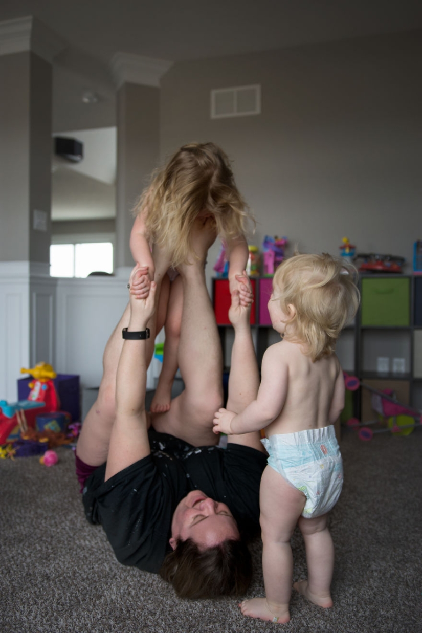 No personal space, rest and sleep: the photographer showed honest photos about what it's like to be a mother