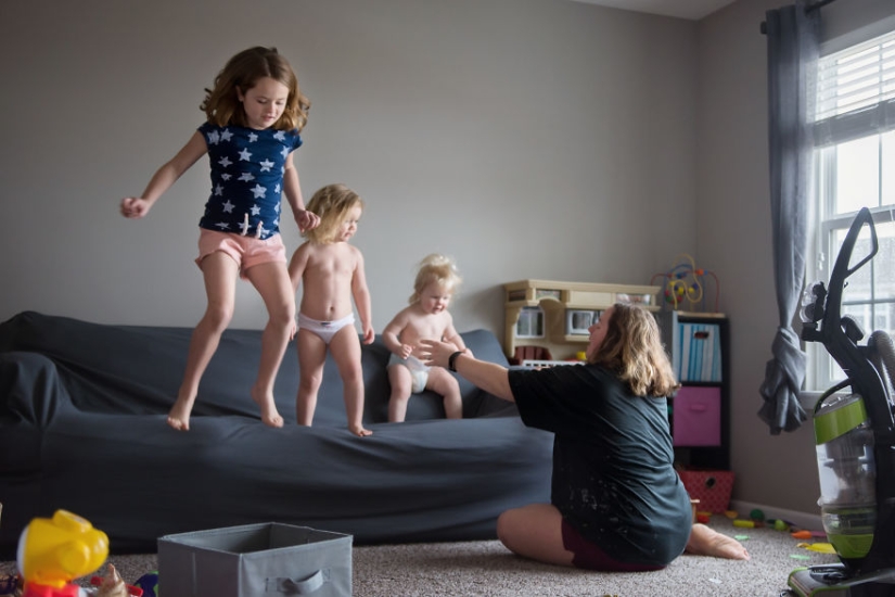 No personal space, rest and sleep: the photographer showed honest photos about what it's like to be a mother