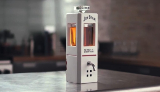 No puedes hacerlo tú mismo: pide un decantador: un nuevo dispositivo de Jim Beam se derramará al mando No puedes hacerlo tú mismo: pide un decantador: un nuevo dispositivo de Jim Beam se derramará al mando