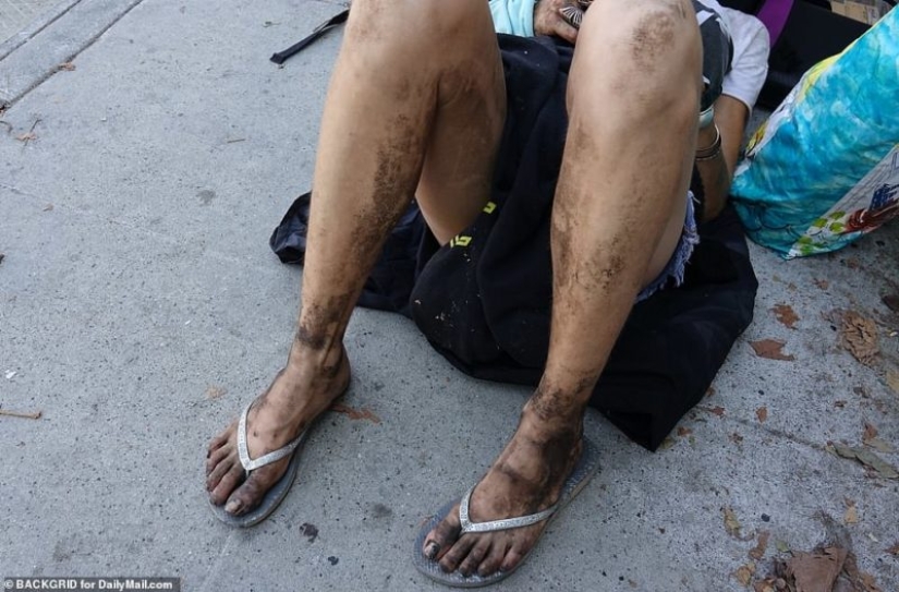 No se lava para no ser violada: la modelo, que se convirtió en una mujer sin hogar, rechazó la ayuda y regresó a las calles No se lava para no ser violada: la modelo, que se convirtió en una mujer sin hogar, rechazó la ayuda y regresó a las calles