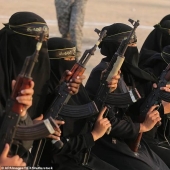 No subestimes a las mujeres con burka, o cómo las mujeres palestinas manejan las armas