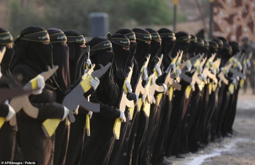 No subestimes a las mujeres con burka, o cómo las mujeres palestinas manejan las armas