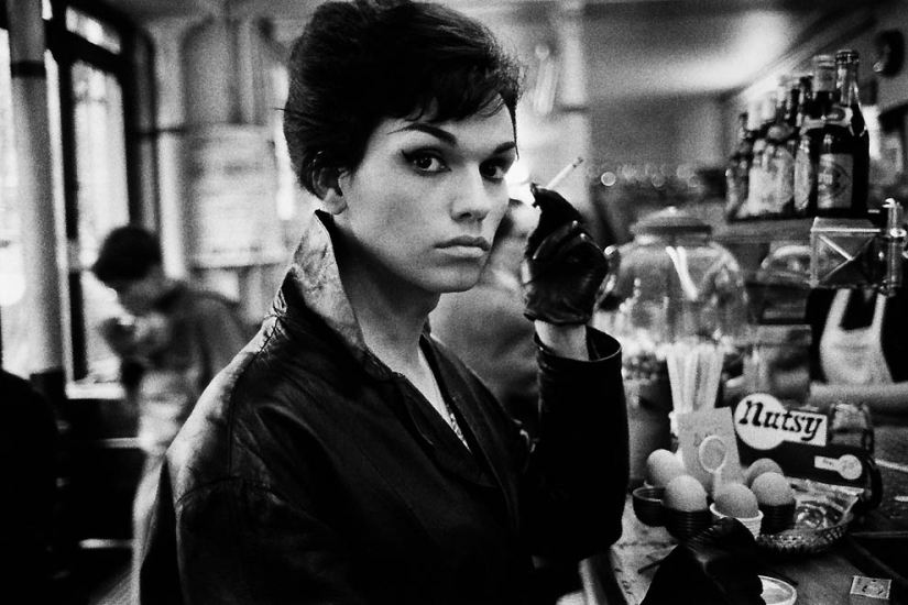 Noches de insomnio en el barrio rojo: cómo vivían los transexuales franceses a principios de los años 60 Noches de insomnio en el barrio rojo: cómo vivían los transexuales franceses a principios de los años 60