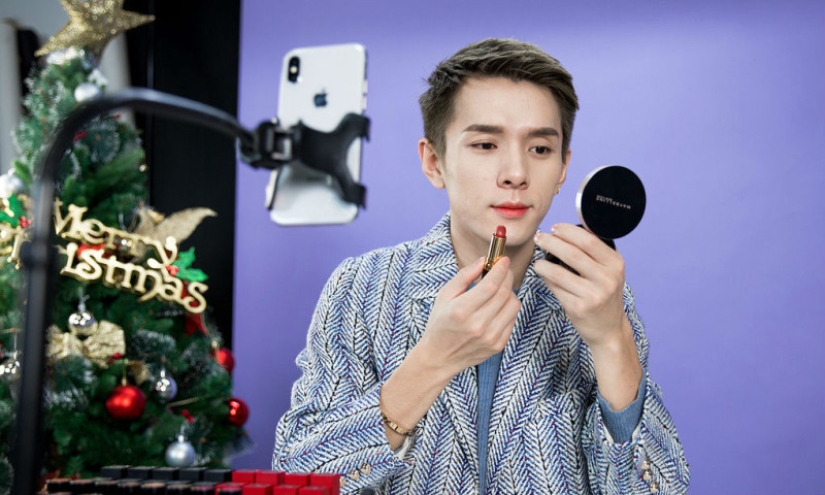 Not a woman's business: a Chinese blogger painted his lips for seven hours a day and earned $ 1.5 million in a year