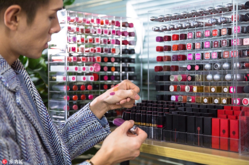 Not a woman's business: a Chinese blogger painted his lips for seven hours a day and earned $ 1.5 million in a year