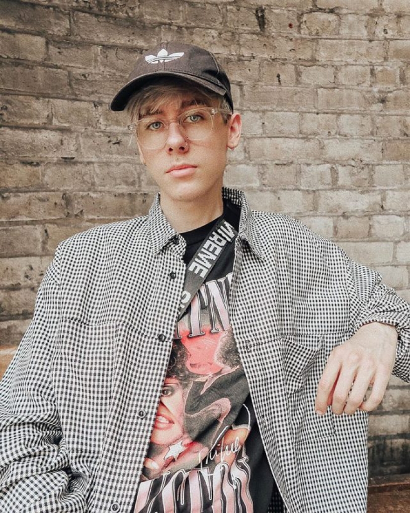 Not all that glitters is gold: how a 19-year-old guy creates the appearance of a luxurious life