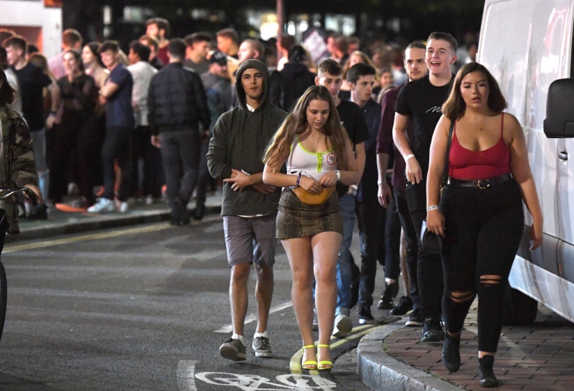 Novedades para everything ready: 5.000 estudiantes de primer año de la Universidad de Portsmouth se juntaron en clubes hasta la mañana Novedades para everything ready: 5.000 estudiantes de primer año de la Universidad de Portsmouth se juntaron en clubes hasta la mañana